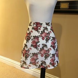 Beautiful floral print skirt w/zipper on side